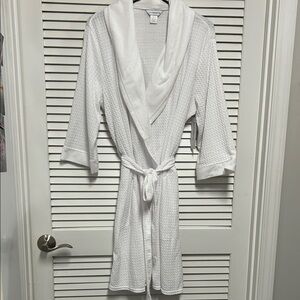Liz Claiborne White Textured Robe with velour collar and cuffs